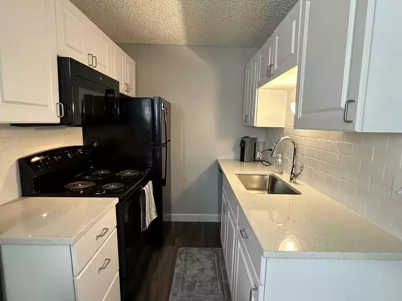 Kitchen | The Reserve at Water Tower Village Apartments