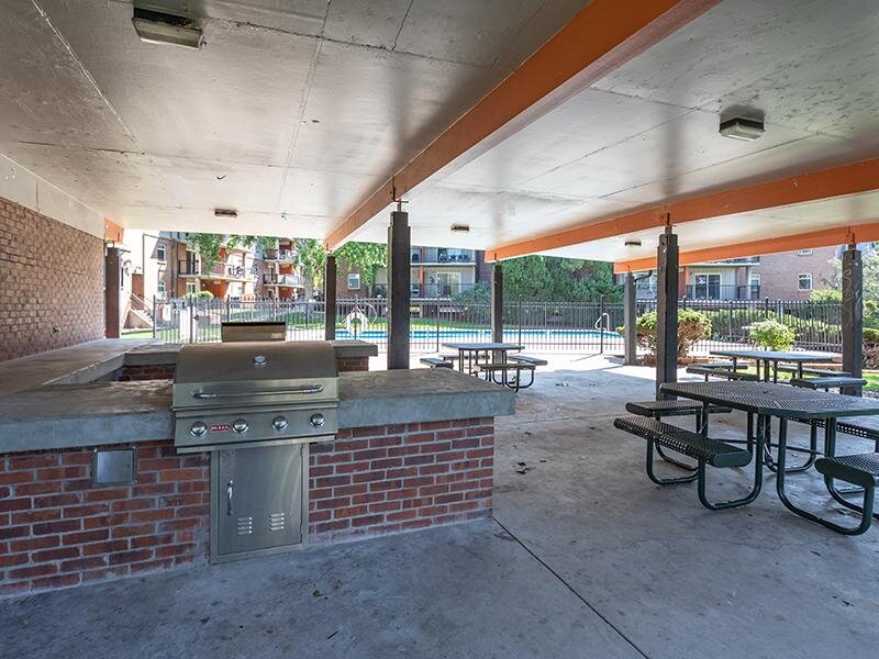 Exterior Picnic Area | Meridian at Cherry Creek Apartments