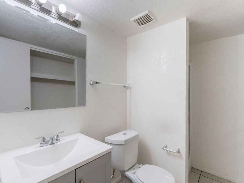 Full Bathroom | Buenas on Indian School