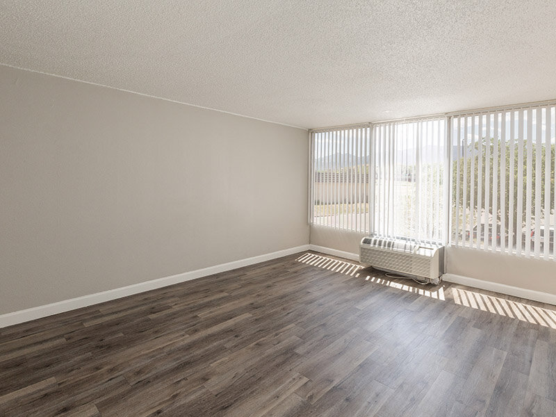 1x1 Bedroom with Wood Floors | The Incline