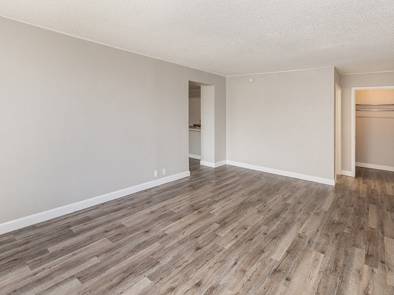 1x1 Large Rooms | The Incline