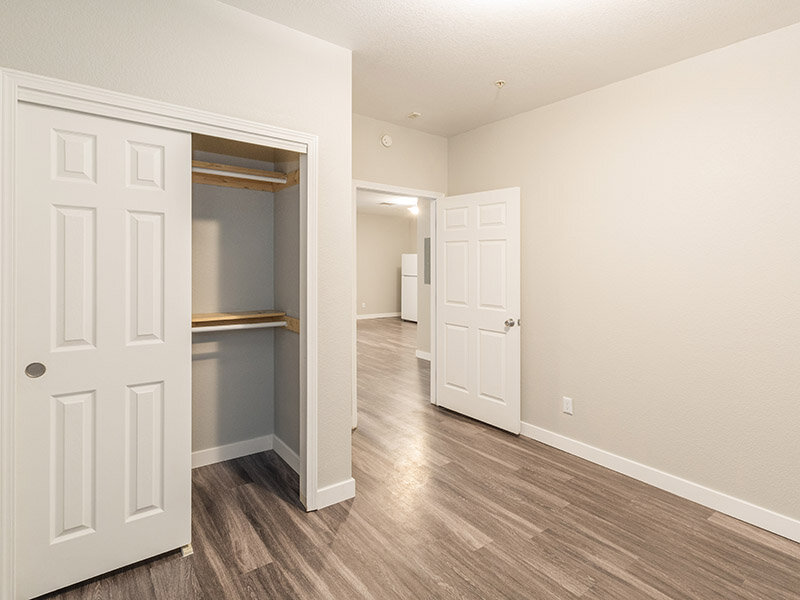 2x1 Room with Large Closet | The Incline