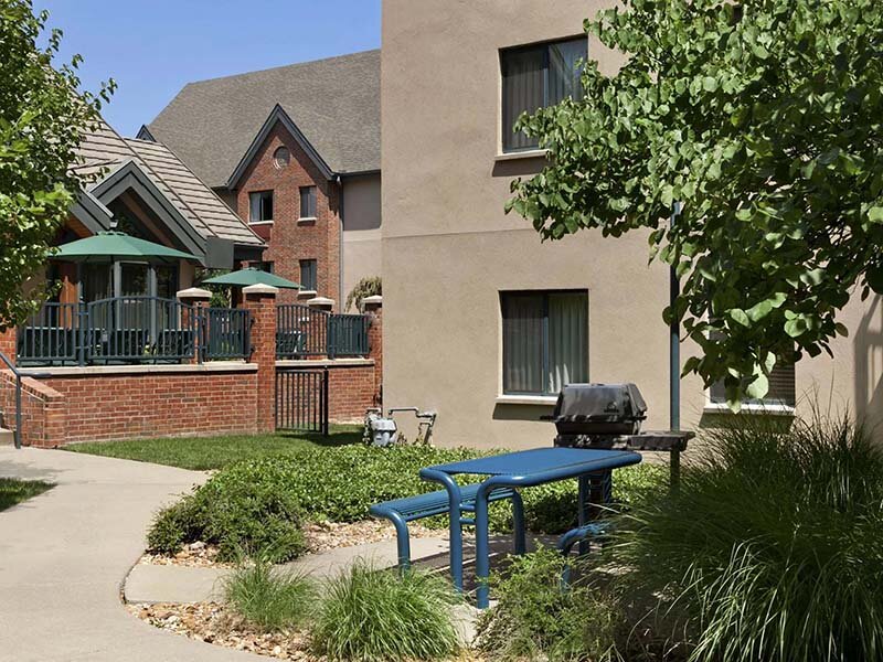 Apartment Exterior with Outdoor Seating and BBQ Grill | Avia on College Boulevard