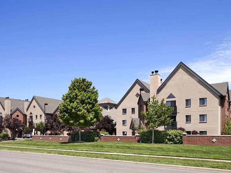 Apartment Complex with Views of Landscaped Grounds | Avia on College Boulevard