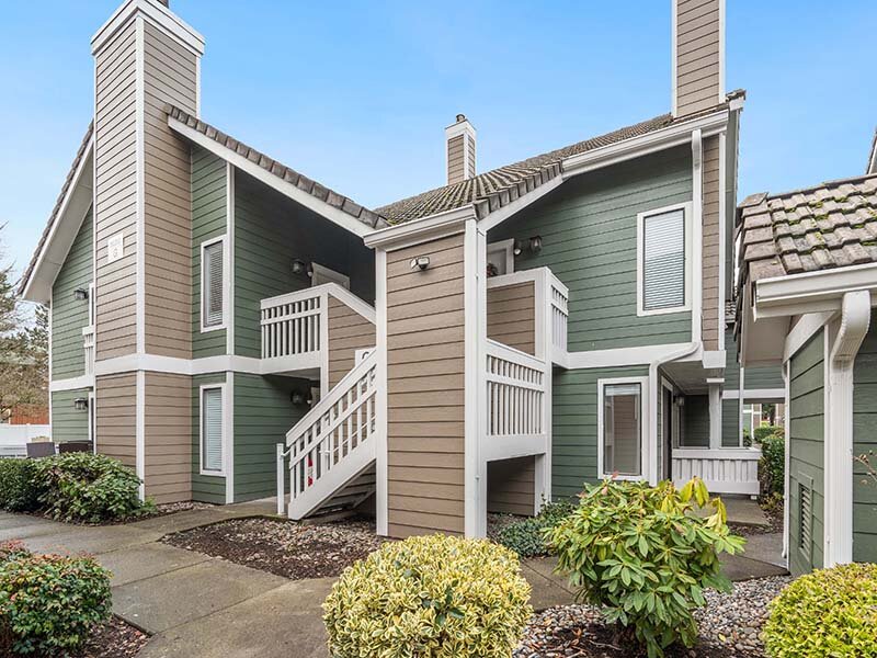 Apartment Complex with Foliage and Landscaped Grounds | Avia Lofts on Parkway