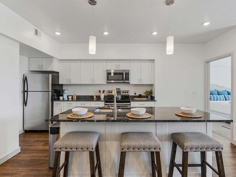 Kitchen with Countertop and Stools | City View St. George