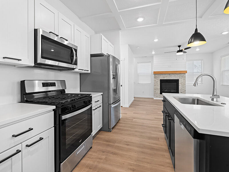 Kitchen with Stainless Appliances | Alante Spring Run