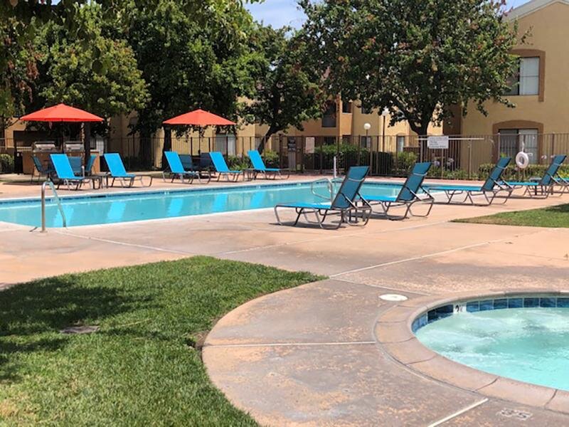 Swimming Pool & Spa | Estancia Apts in Ontario, Ca