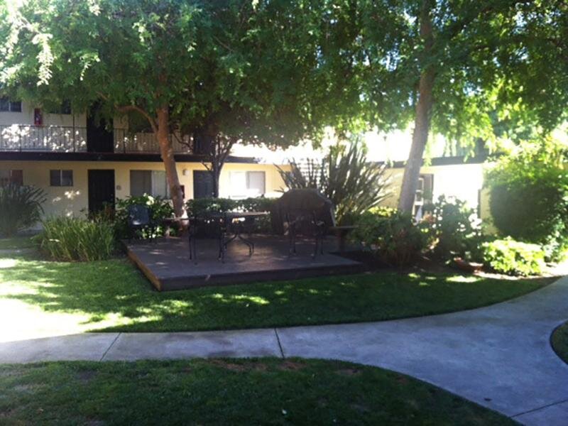 Outdoor Seating | Woodside Place