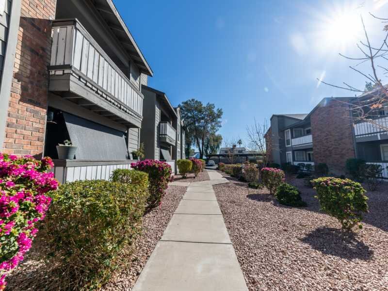 Walking Paths | Cobblestone Apartments