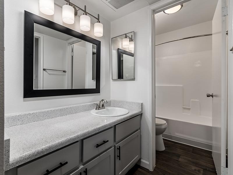 Bathroom with Tub | Glenridge Apartments