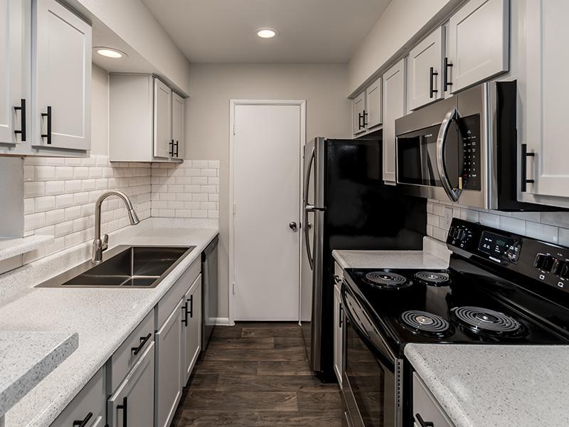 Kitchen with Pantry | Glenridge Apartments