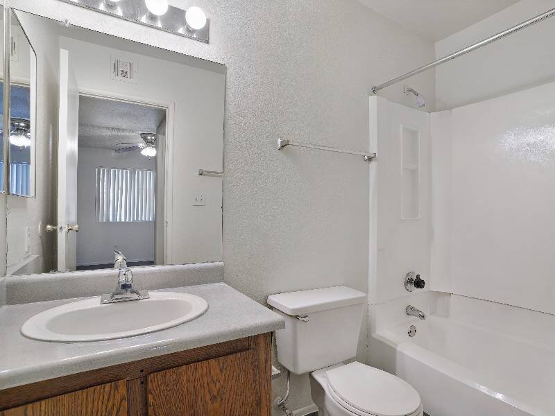 Full Bathroom | Falcon Glen Apartments