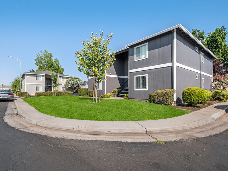 Beautifully Landscaped Grounds | Riverbank Apartments