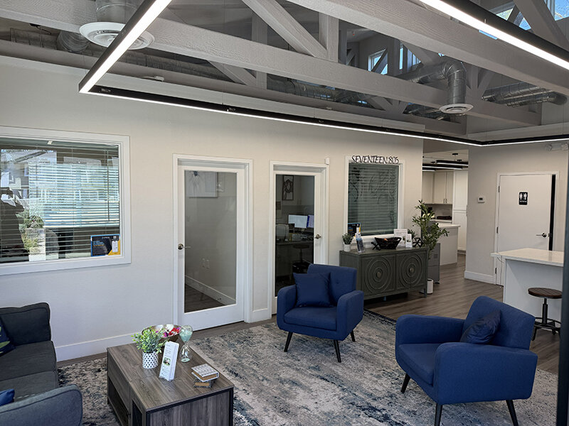 Clubhouse with Spacious Seating and Bathroom | Seventeen 805