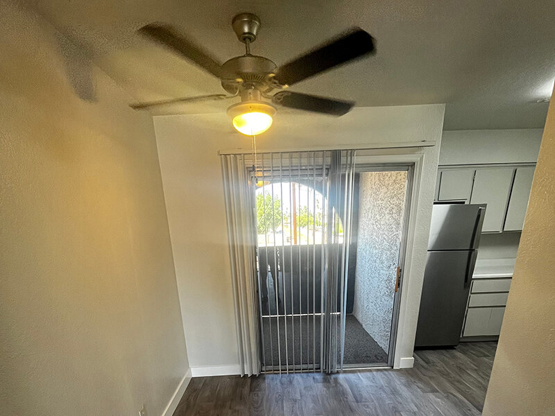 Patio Entrance with Ceiling Fan/Light | Seventeen 805