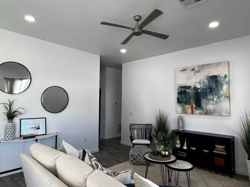 Front Room | Luna Bear 94 Apartments in Phoenix, AZ
