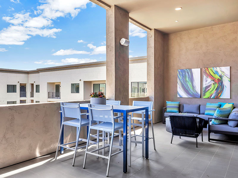 Clubhouse Patio | The Curve at Melrose Apartments in Phoenix, AZ