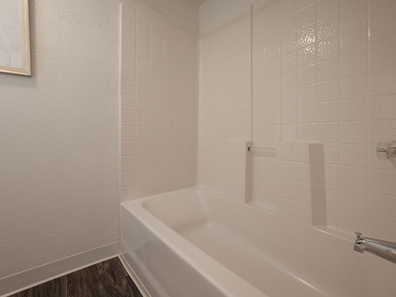 Bathtub | La Ventana Apartments in Albuquerque, NM