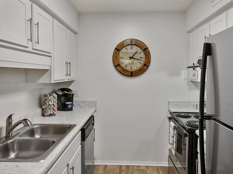 Kitchen | Inverness Lakes Apartments in Mobile, AL
