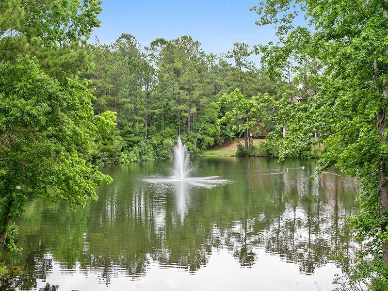 Apartments with Pond | Inverness Lakes Apartments in Mobile, AL