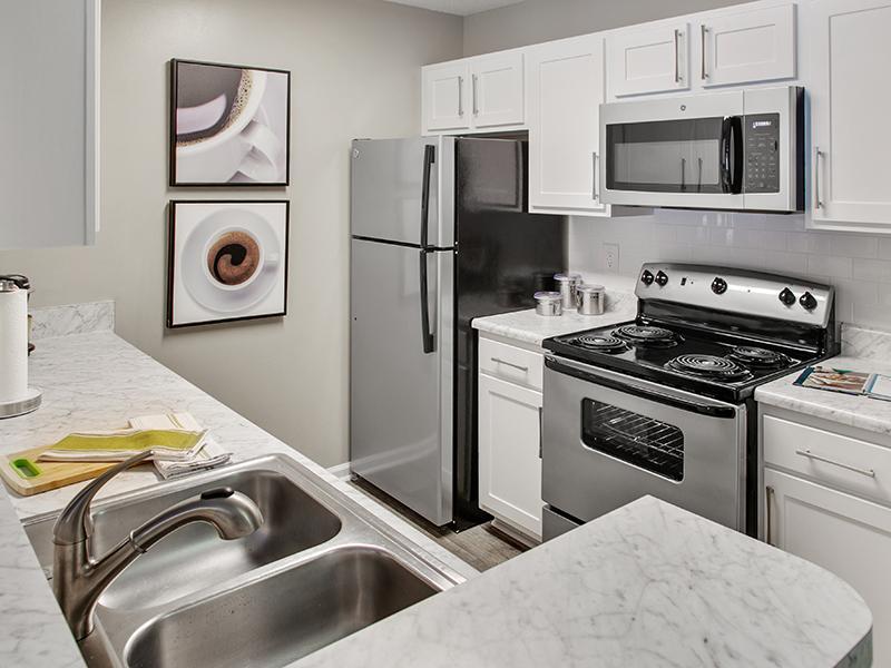 Fully Equipped Kitchen | Inverness Lakes Apartments in Mobile, AL