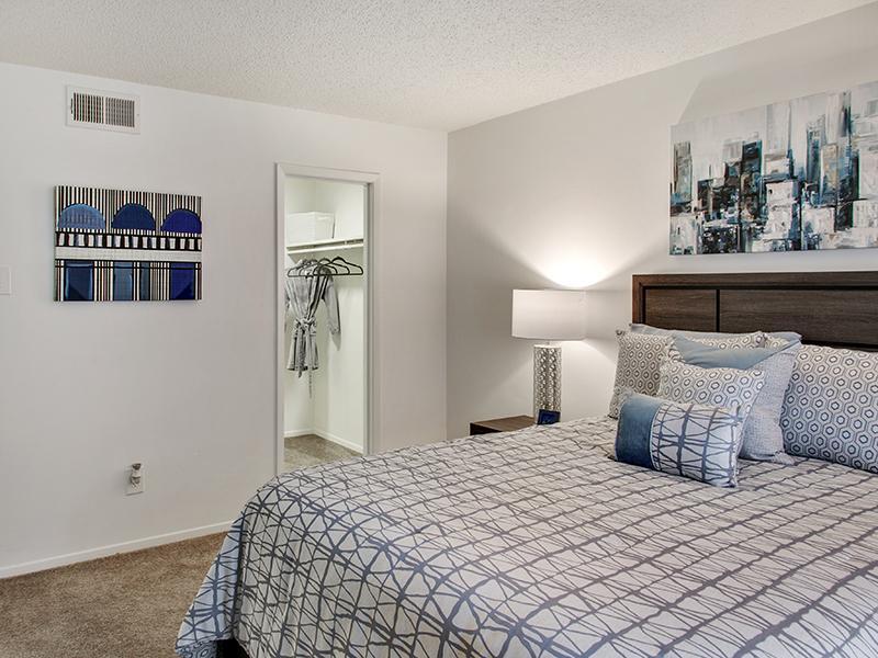 Bedroom | Inverness Lakes Apartments in Mobile, AL