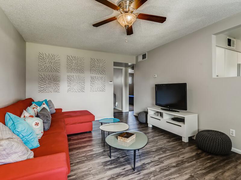 Living Area | Omnia McClintock Apartments in Tempe, AZ