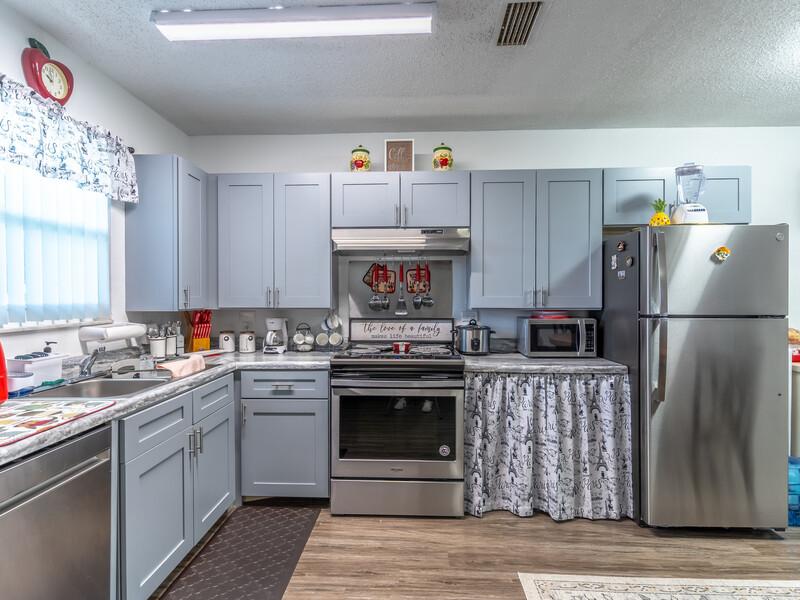 Kitchen | Emerald Palms Apartments in Fort Lauderdale, FL