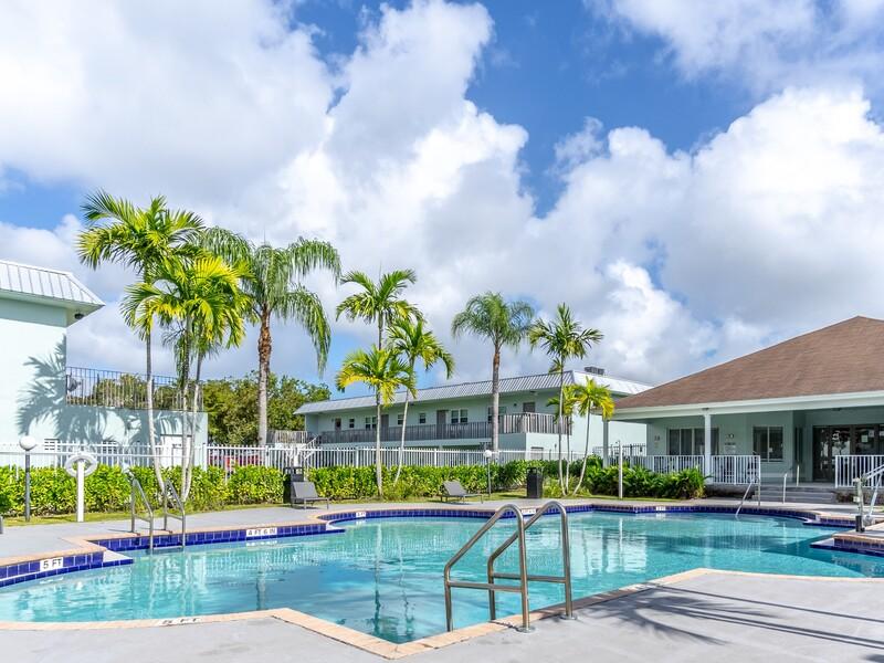 Swimming Pool | Emerald Palms Apartments in Fort Lauderdale, FL
