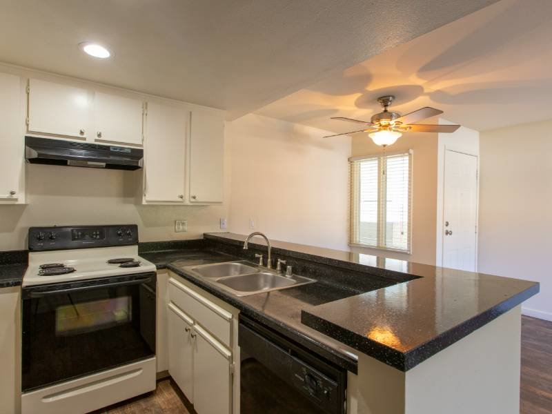 Kitchen | Elan Paseo Vista Apartments