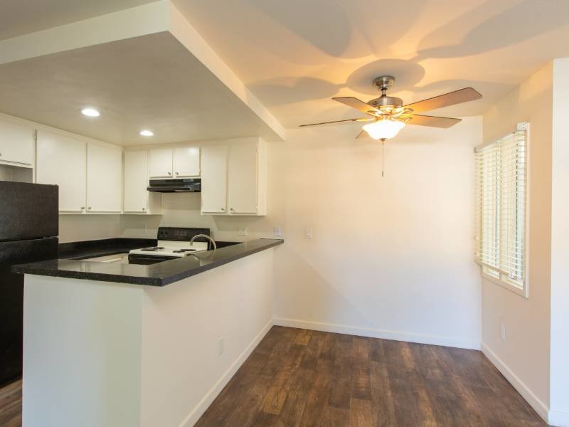 Dining Room | Elan Paseo Vista Apartments