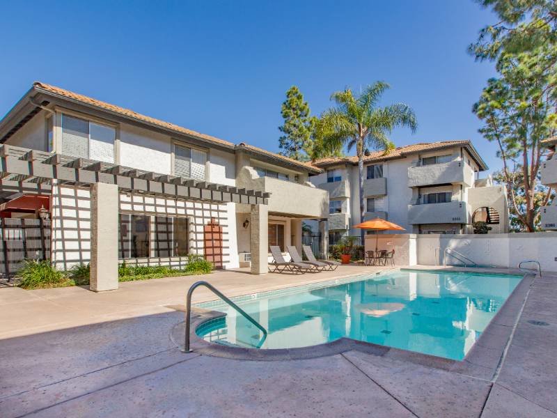 Apartments with a Pool | Elan Paseo Vista Apartments