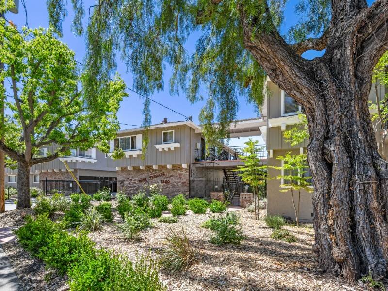 Beautifully Landscaped Grounds | Park Terrace Apartments