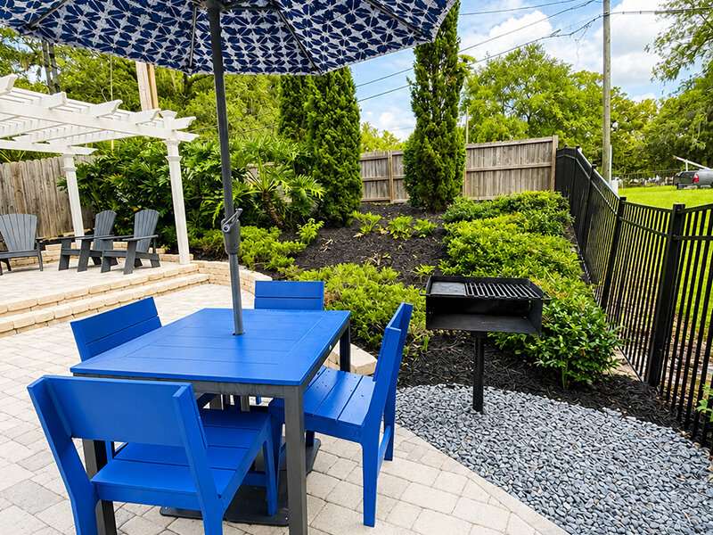 Patio Seating with Umbrella and Table | The Edge @ 401