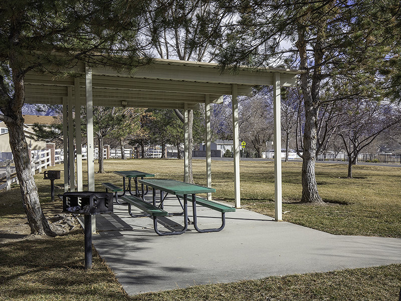 Exterior Seats | Silver Pines Senior Community