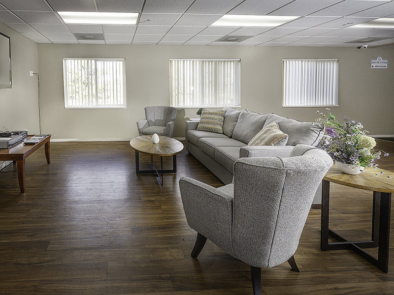 Exterior Seating | Silver Pines Senior Community