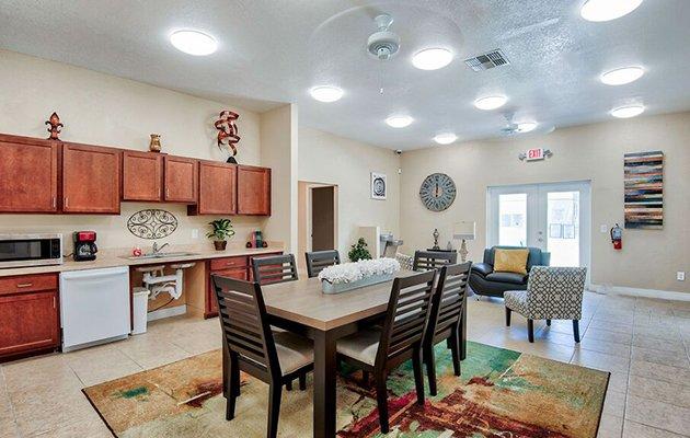 Hickory Knoll Apartment Features