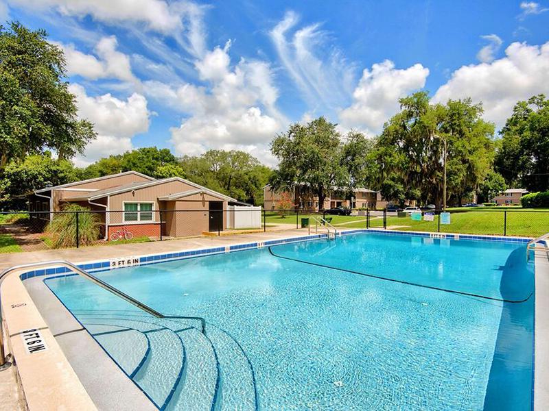 Pool | Hickory Knoll Apartments
