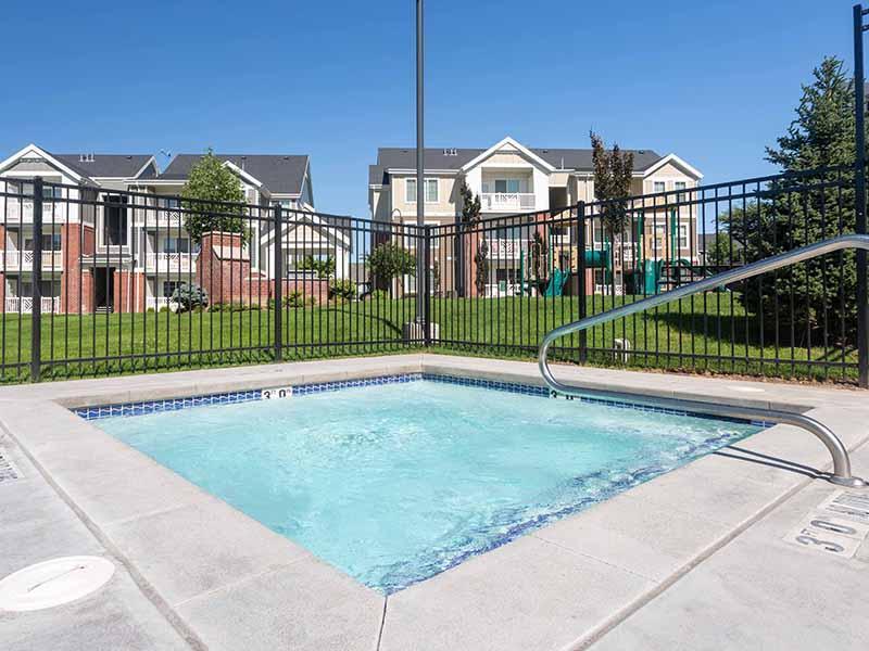 Hot Tub | Cresthaven Apartments