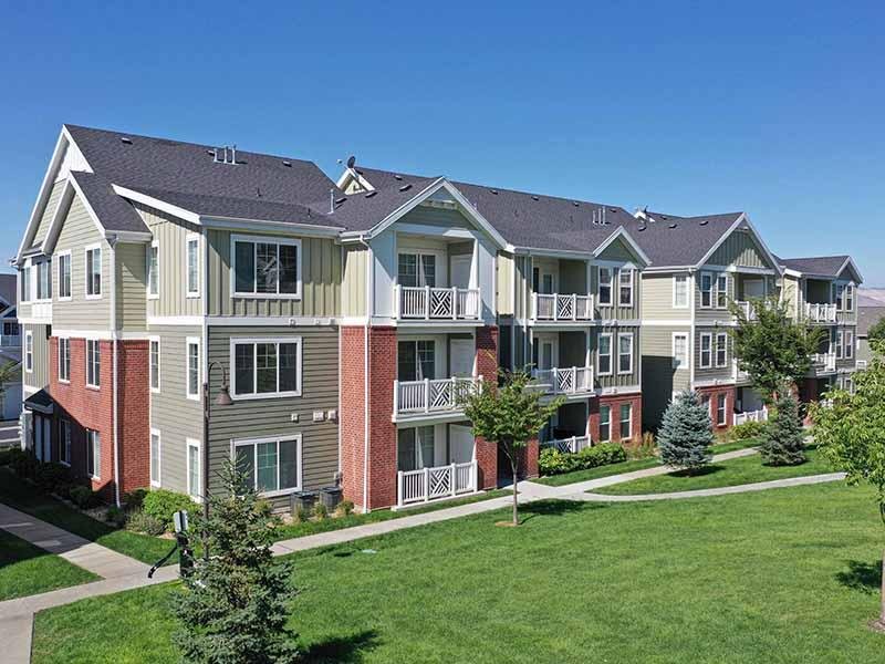 Exterior | Cresthaven Apartments