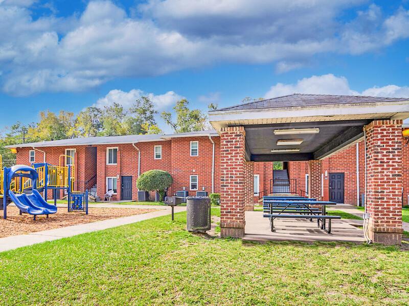 Picnic Area | Sunrise Place Apartments in Tallahassee, FL