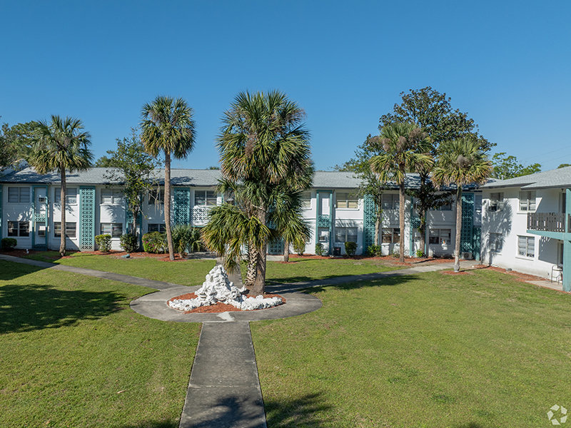Courtyard | Caroline Village Apartments