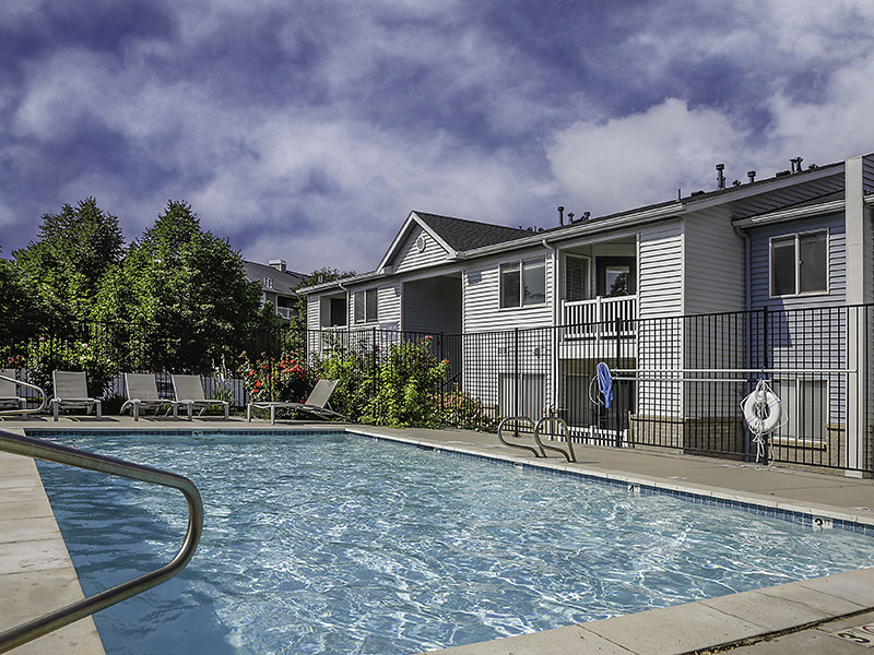 Pool | Creekside Village Apartment Homes