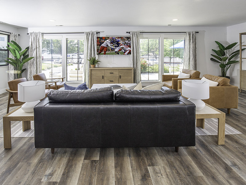 Community Seating Area | Creekside Village Apartment Homes