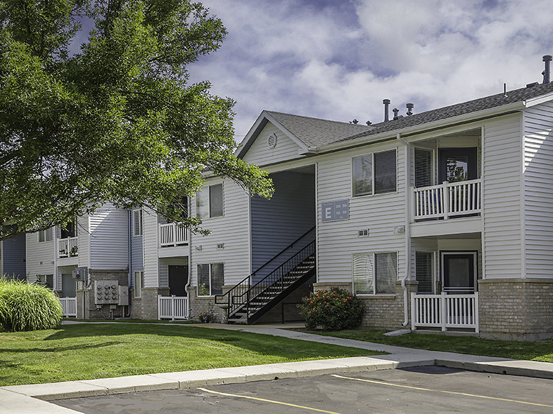 Apartment Parking | Creekside Village Apartment Homes