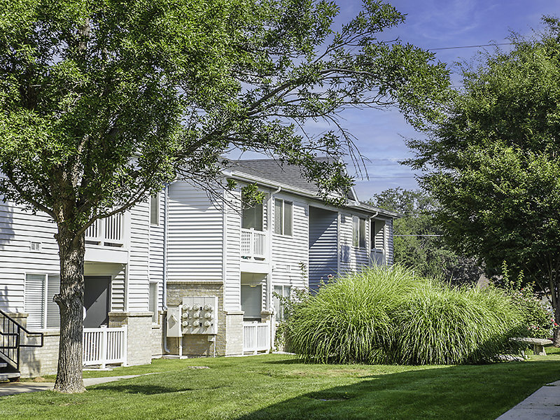 Landscaped Grounds | Creekside Village Apartment Homes