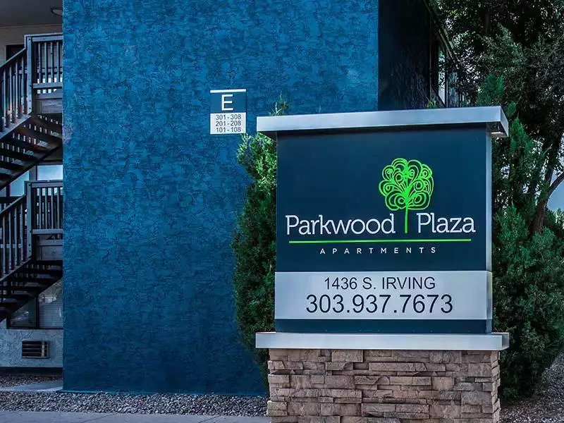 Sign | Parkwood Plaza