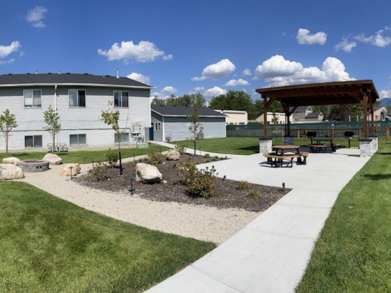 Outdoor Seating Area | The Pointe at Fort Union Apartments