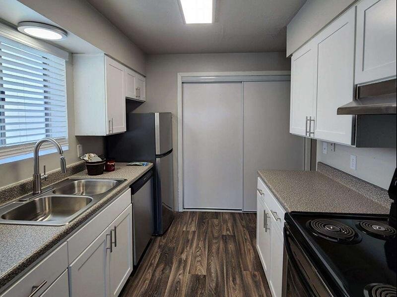 Kitchen | The Pointe at Fort Union Apartments